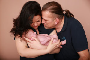 Familienbild beim Neugeborenenshooting.