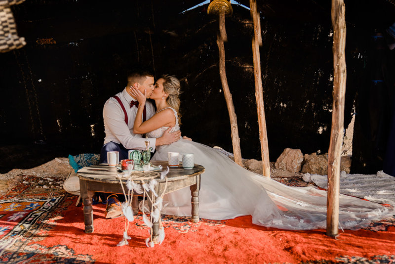 Bild-von-Brautpaar-in-Marrakesch-Wüste