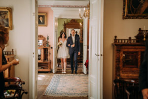 hochzeit_rosenkranz_brautpaar_fotografie_hochzeitsshooting_gutshaus