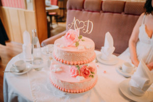 hochzeit_rosenkranz_brautpaar_torte