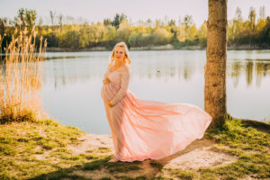 schwangerschaft_shooting_erkner_kita_Familie_Babybauchshooting_babybauch_schwangerschaftskleide_sonnenuntergang_eltern