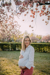 schwangerschaft_shooting_erkner_kita_Familie_Babybauchshooting_babybauch_schwangerschaftskleide_sonnenuntergang_eltern