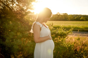 schwangerschaft_shooting_erkner_kita_Familie_Babybauchshooting_babybauch_schwangerschaftskleide_sonnenuntergang_eltern
