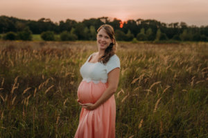 schwangerschaft_shooting_erkner_kita_Familie_Babybauchshooting_babybauch_schwangerschaftskleide_sonnenuntergang_eltern