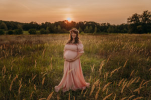 schwangerschaft_shooting_erkner_kita_Familie_Babybauchshooting_babybauch_schwangerschaftskleide_sonnenuntergang_eltern