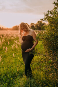 schwangerschaft_shooting_erkner_kita_Familie_Babybauchshooting_Babybauch_Schwangerschaftskleider